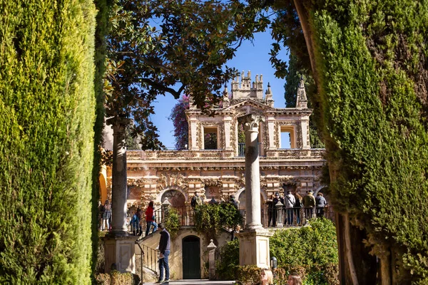 Sevilla, Andalusië, Spanje - 11 januari 2019: Zicht op de Real Alcazar Gardens — Stockfoto