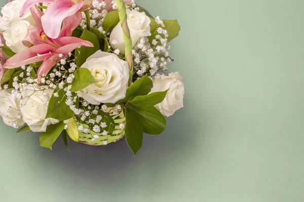 Egy gyönyörű csokor rózsaszín liliom és fehér rózsa zöld alapon egy üres gratuláció vagy meghívók. — Stock Fotó