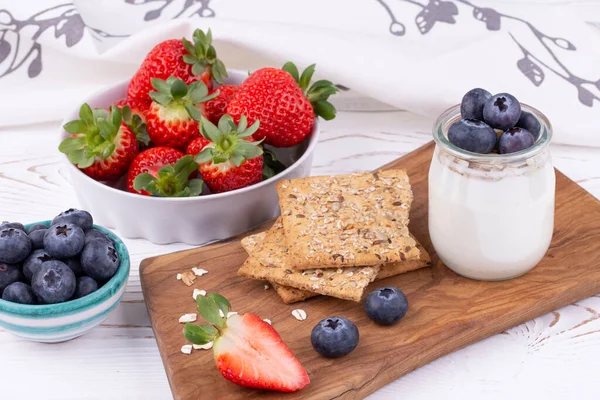 Gesundes Frühstück Mit Hausgemachtem Joghurt Und Frischen Erdbeeren Und Blaubeeren — Stockfoto