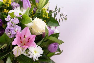 Kapalı çiçek arkaplanı - boş tebrik kartı veya gül çiçekleri, laleler ve pembe ve mor zambak içeren davetiye, boşluğu kopyala