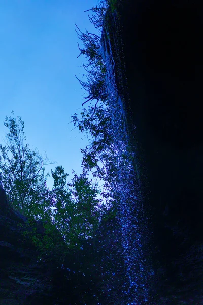 早上的瀑布 天然水带悬崖瀑布 — 图库照片