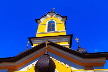 Kilisenin üzerindeki çan kulesi. Moldova 'daki Tipova Manastırının Mimari Detayları 