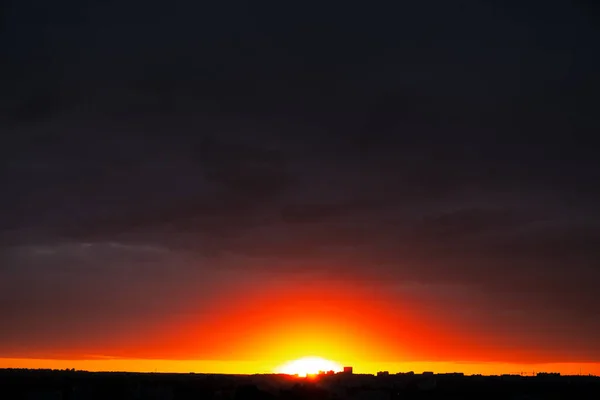 Сумерки Тёмным Небом Закат Над Городом — стоковое фото