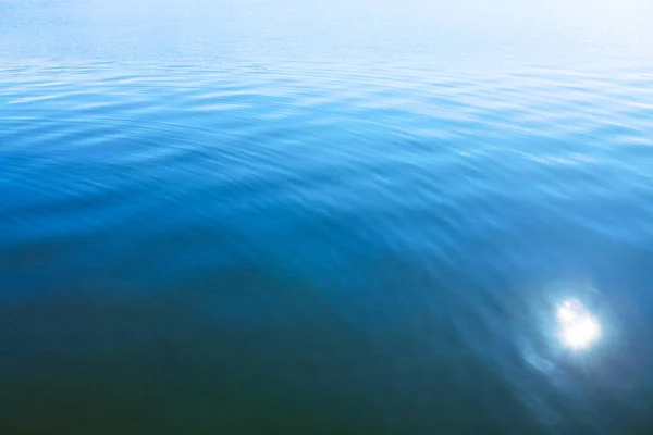 太陽の輝く反射と青い水面 — ストック写真