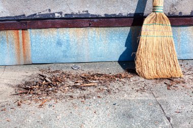 Süpürge ve çöp. Dış temizlik için mısır süpürgesi