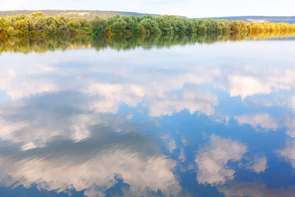 Речные Деревья Облака Отражаются Воде Дунай Осенью — стоковое фото