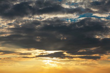 Alacakaranlık ile dramatik gökyüzü. Siyah bulutlu karanlık. 