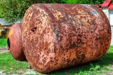 Büyük Rusty su fıçısı. Eski su kulesi, soyulmuş boya.