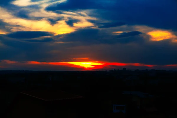 Şehrin Üzerinde Muhteşem Bir Akşam Gökyüzü Alacakaranlıkta Renkli Cennet — Stok fotoğraf