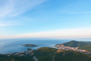 Dağlar ve Deniz Panoraması. Budva Karadağ Havacılık. Adriyatik Denizi ve Balkanlar 'ın dağları
