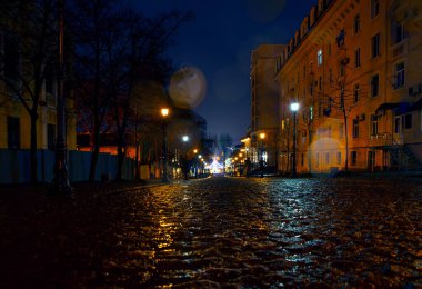 Yağmurlu gece ıslak kaldırım. Chisinau Moldova 'daki Eugen Doga Caddesi.