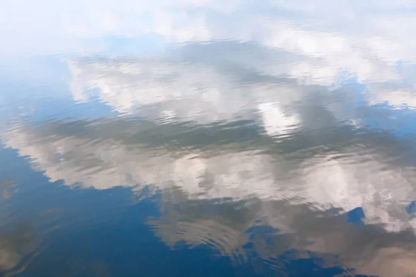 Wolkenreflexion Wasser Tiefe Flusswasseroberfläche — Stockfoto