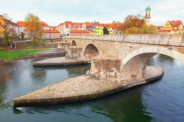 石の橋Regensburgドイツ 旧市街Regensburgを結ぶドナウ川を渡る12世紀の橋 — ストック写真