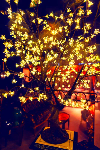 Φωτισμός Γιρλάντες Στα Κλαδιά Φώτα Της Νύχτας Των Χριστουγέννων — Φωτογραφία Αρχείου