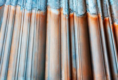 Taş sütunun dalgalı yüzeyi