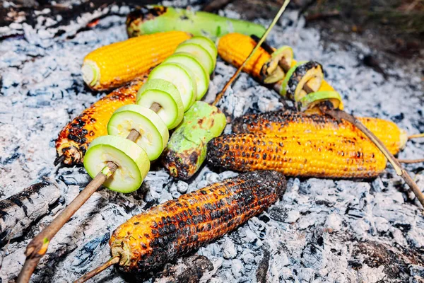 Vegetariánské Jídlo Připravené Piknik Cuketa Kukuřice Dřevěném Uhlí — Stock fotografie