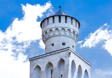 Schwangau Almanya 'sındaki Neuschwanstein Kalesi. Mimari ortaçağ kulesine karşı mavi gökyüzü 