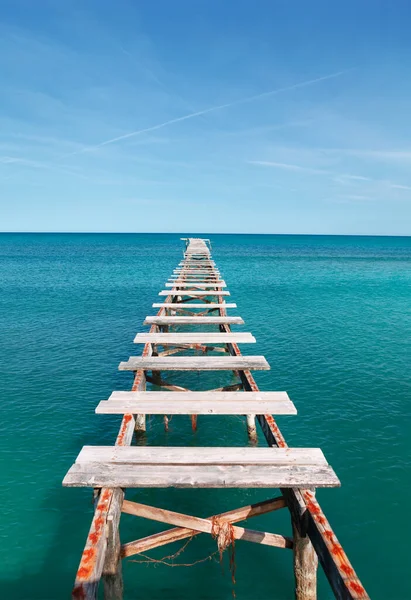 Camino Mar Con Tablas Rotas Viejo Muelle Madera Camino Ninguna — Foto de Stock