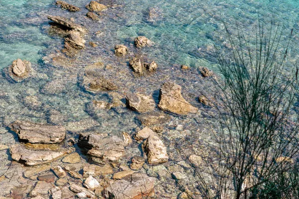 해안의 바위들 바위가물 태평양 — 스톡 사진