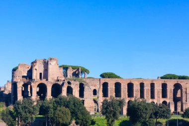 İtalya 'daki Maximus Sirki. Tuğladan yapılmış kemerli eski bir bina.