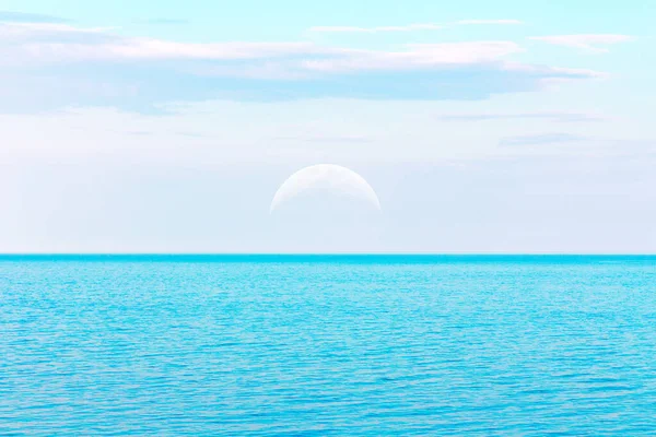 Lune Sur Mer Bleue Calme Surface Eau Mer Matin — Photo
