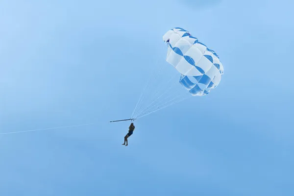 Paracaídas Sobre Mar Contra Cielo Azul Volar Con Paracaídas Atado — Foto de Stock