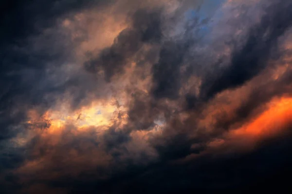 Episk Himmel Lågor Färgglada Molnlandskap Med Spektakulär Himmel — Stockfoto