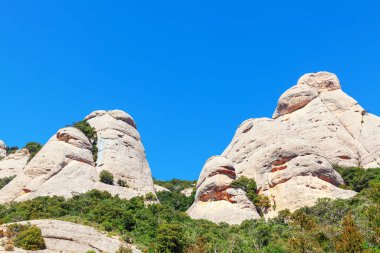 Katalonya, İspanya 'daki Montserrat dağlarının en yüksek tepeleri. Montserrat doğal kütlesinin manzarası. Dağcılık için dağ