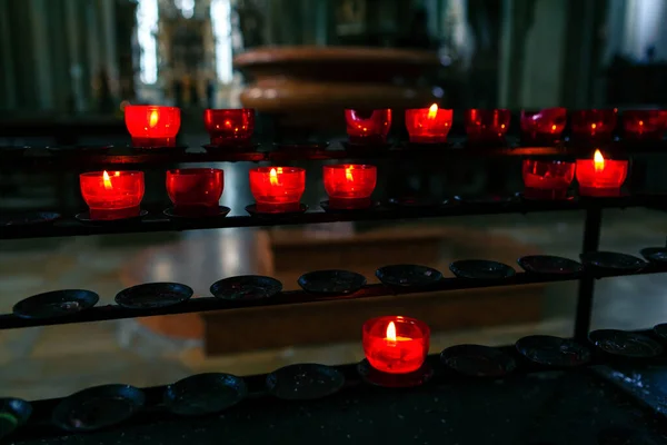 Свечи Красном Стекле Внутри Собора Горящие Свечи Низком Освещении — стоковое фото