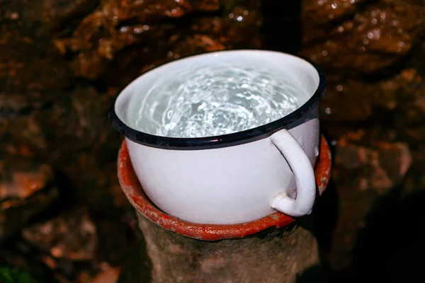 Кружка Родниковой Водой Чашка Пресной Воды — стоковое фото