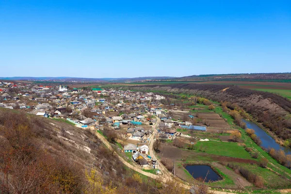 从山上俯瞰村庄 乡下人定居 乡郊河岸空中全景 — 图库照片