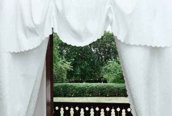 Білі Бавовняні Завіси Балконі Дивлячись Від Кімнати Природи — стокове фото