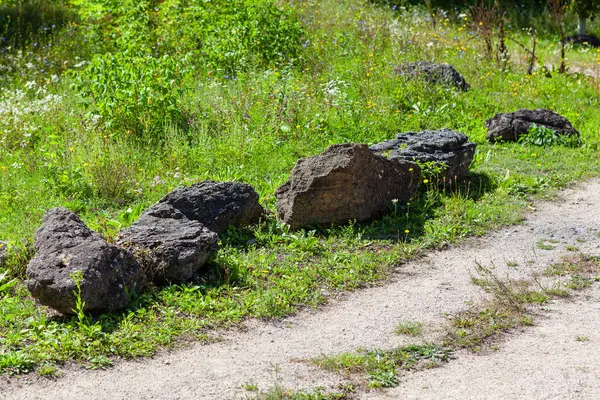 Große Steine Auf Dem Rasen Steine Der Natur — Stockfoto