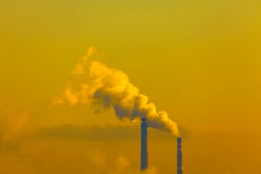 Fabrikadan sülfür endüstriyel dumanı. Hava kirliliği ve küresel ısınma sahnesi