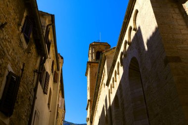 Eski Kotor Montenegro kasabasında kilisesi olan eski dar bir sokak. Balkanlar 'da Ortaçağ mimarisi 