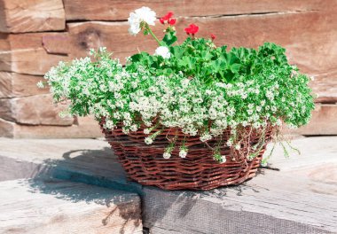 Çiçekli düğün sepeti. Düğün için kırsal buket