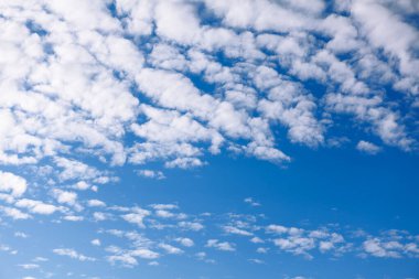 Mavi gökyüzünde sirrus yüksek seviye bulutlar. Yaz günü gökyüzü 