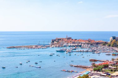Karadağ 'daki Budva plajı. Adriyatik Denizi 'nde tekneleri olan liman 