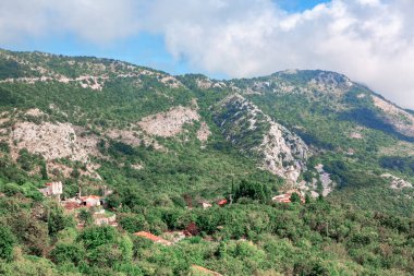 Dağdaki köy yerleşkesi. Balkanlar Yazın 