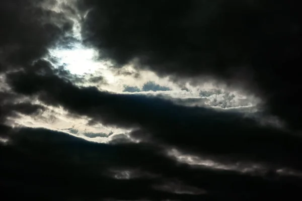 Céu Sombrio Com Nuvens Negras Luz Escuridão — Fotografia de Stock