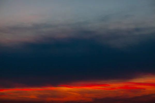 黑暗的天空中的红色暮色 黎明的天空 — 图库照片