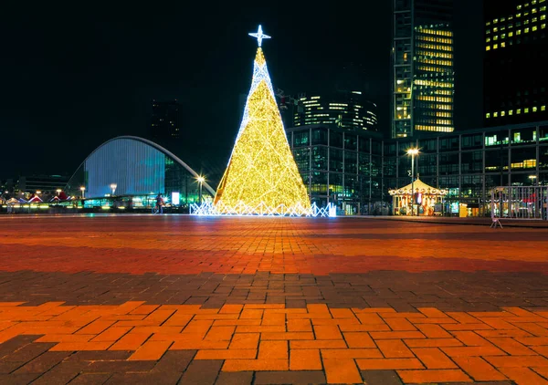 Árbol Navidad Ciudad Moderna Los Rascacielos Noche Año Nuevo — Foto de Stock