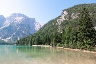 Pragser Wildsee İtalya 'nın en güzel gölleri. Braies Gölü ve Alpler 
