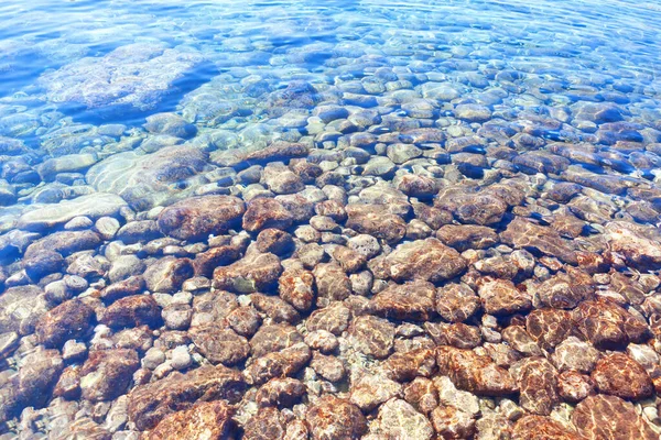 Altında Taşlar Olan Şeffaf Turkuaz Deniz Suyu Doğal Kayalar — Stok fotoğraf