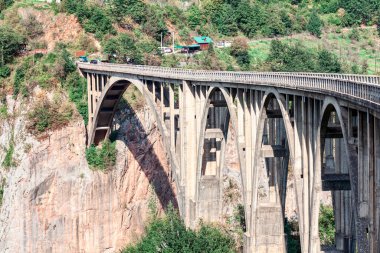 Tara Köprüsü, Karadağ 'da popüler bir eğlence. Avrupa 'daki en büyük güçlendirilmiş beton yol köprüsü