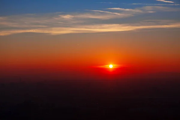 Захід Сонця Над Містом Горами Дивовижні Оранжеві Сутінки Силует Гір — стокове фото