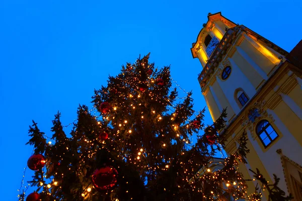 Árbol Navidad Cerca Catedral Campanario Iluminado Noche Año Nuevo — Foto de Stock