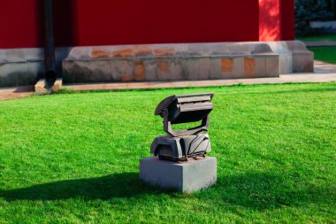 Park bahçesindeki bir çimenliğe spot ışığı yerleştirildi.