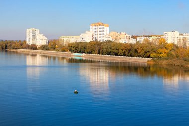 Sahil şehri manzarası. Nehir kıyısındaki yerleşim bölgesi 