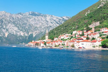 Perast Montenegro eski kenti. Kotor Bay 'deki sahil kasabası. Su koyunun ve dağların manzarası
